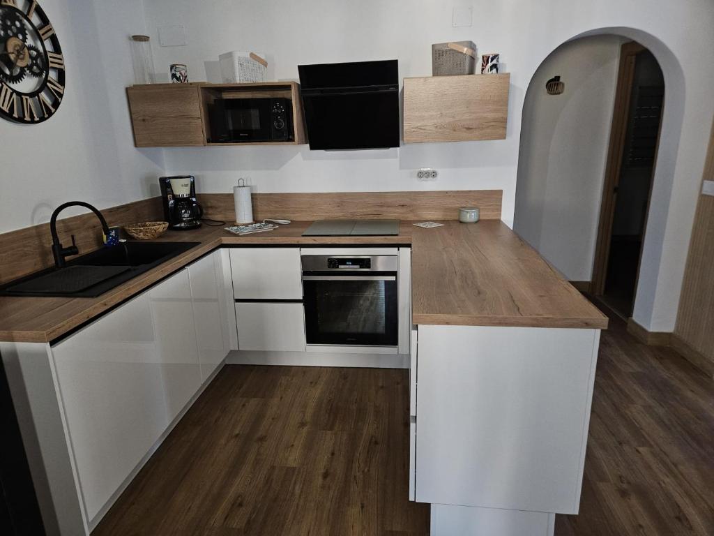 A kitchen or kitchenette at Villa Silvia LOCDENIA