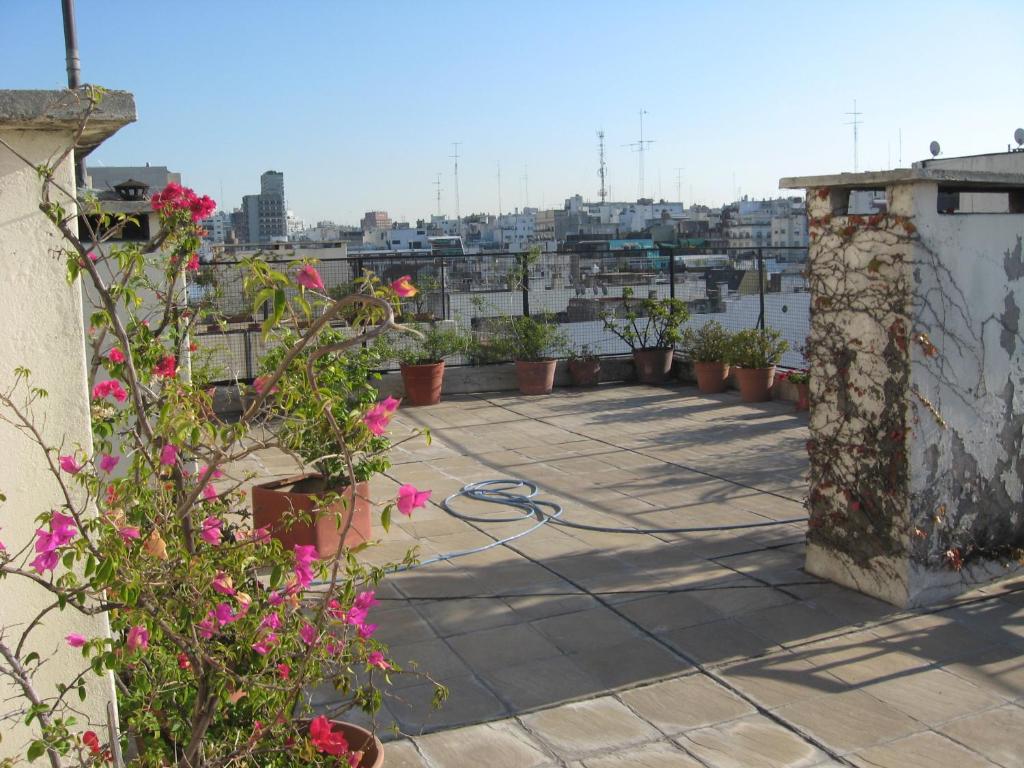 un patio con flores y vistas a la ciudad en Libertador en Buenos Aires