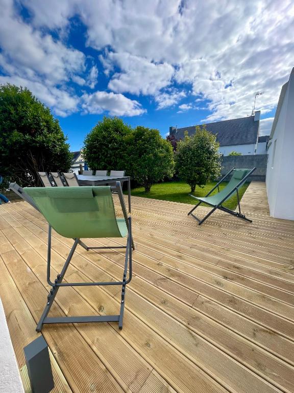 une chaise verte et une table sur une terrasse dans l'établissement -Ty Léodele- maison Concarneau, à Concarneau