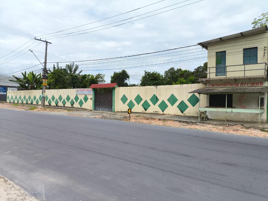 El edificio en el que está la habitación en casa particular
