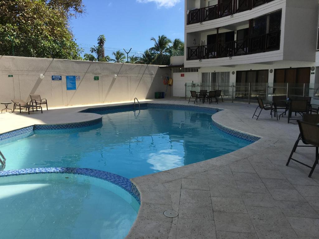 una gran piscina frente a un edificio en En el edificio Hansa Reef - Apartamento Premier 6, en San Andrés