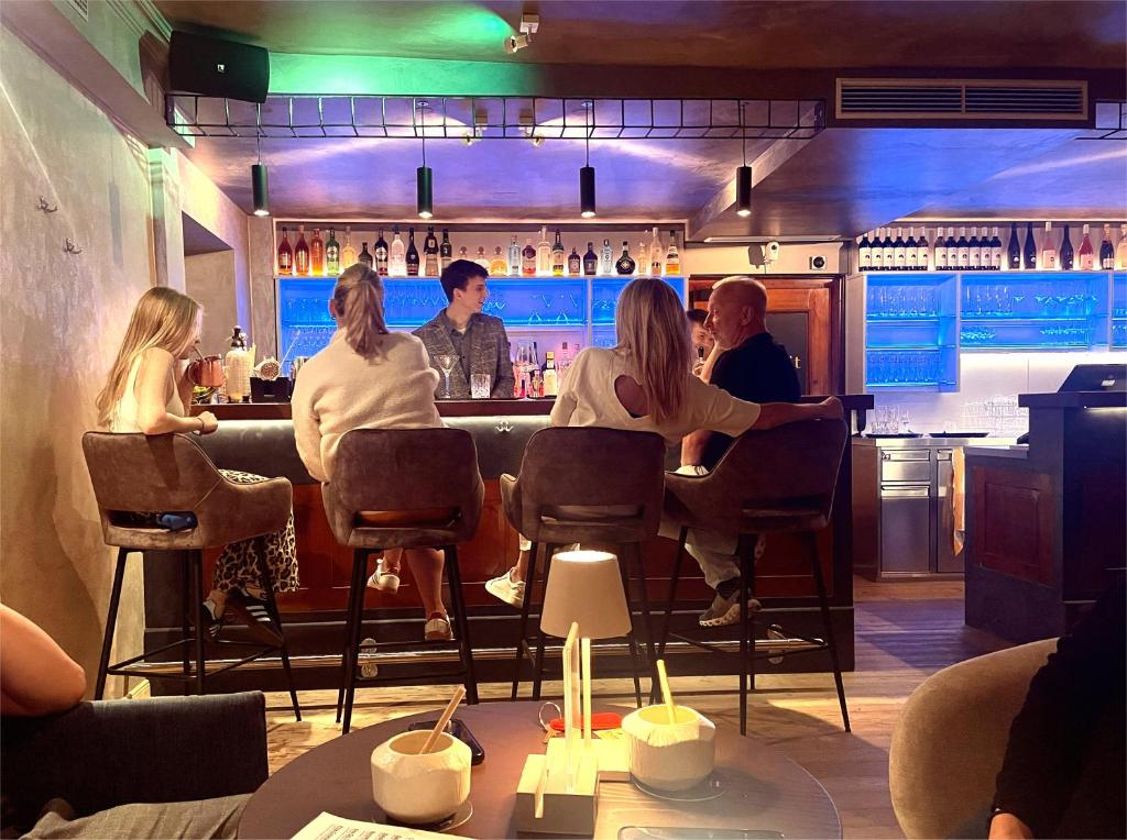 um grupo de pessoas sentadas num bar em Hotel Turnerwirt em Salzburgo