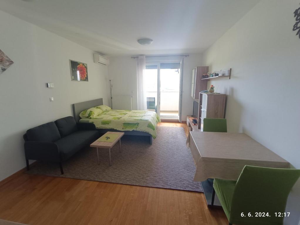 Posteľ alebo postele v izbe v ubytovaní Dalija apartman