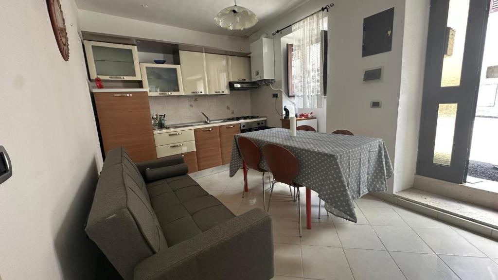 Η κουζίνα ή μικρή κουζίνα στο La casa di nonna Rosina