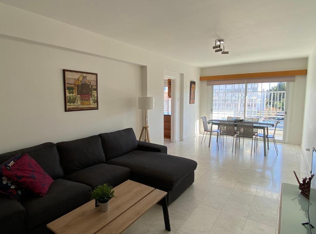 Posezení v ubytování Sunny 2 bedroom flat in Engomi