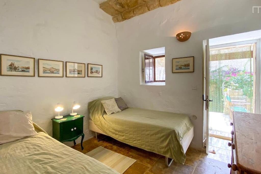 Postel nebo postele na pokoji v ubytování Mandy - The quaintest farmhouse on Gozo