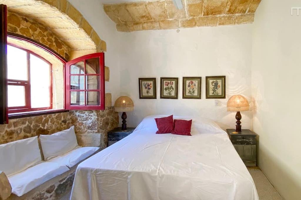 Postel nebo postele na pokoji v ubytování Mandy - The quaintest farmhouse on Gozo