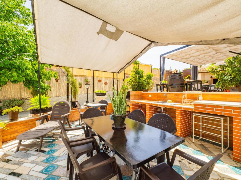 Restauracja lub miejsce do jedzenia w obiekcie Cubo's Casa El Azahar