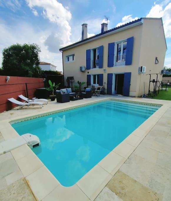 une grande piscine devant une maison dans l'établissement SUİTE 44m2 avec piscine, à Morières-lès-Avignon