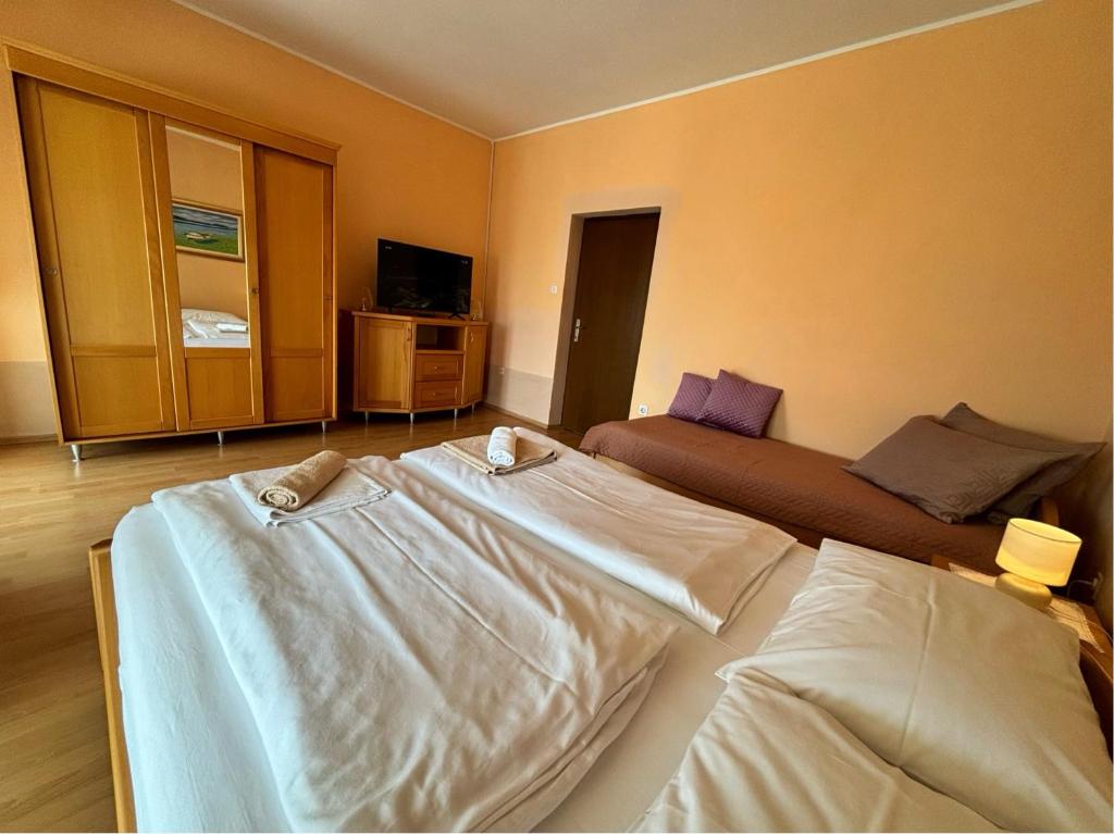 Posteľ alebo postele v izbe v ubytovaní Apartments Hrusta