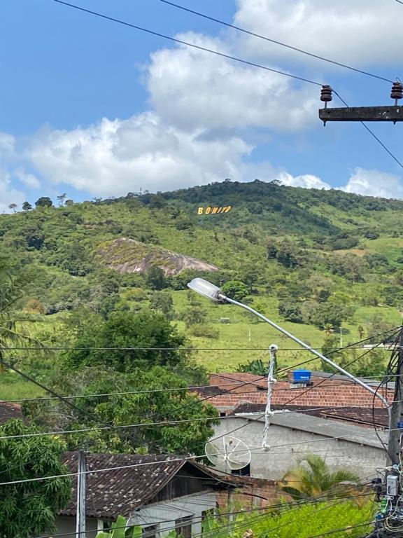 a view of a hill with trees and a street light at Casa confortável com 3 quartos in Bonito