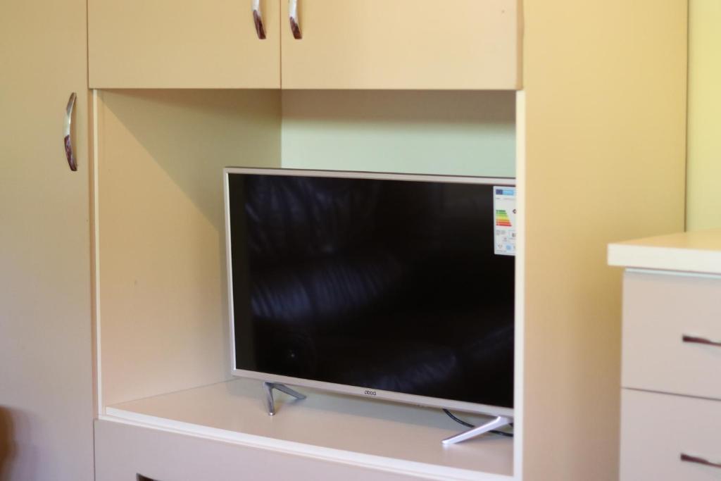 TV a/nebo společenská místnost v ubytování Vila Bajrami