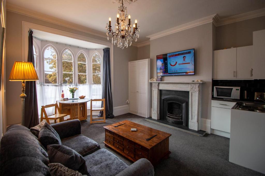 Kuchyň nebo kuchyňský kout v ubytování Grand 1 bed Georgian Suite at Florence House, in the heart of Herne Bay and 300m from beach