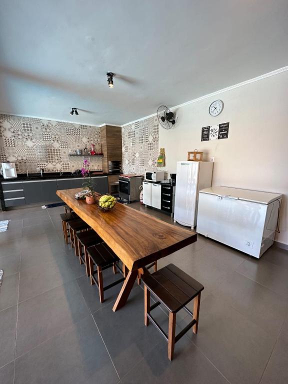 Kuchyň nebo kuchyňský kout v ubytování casa inteira com 3 suites e área de lazer