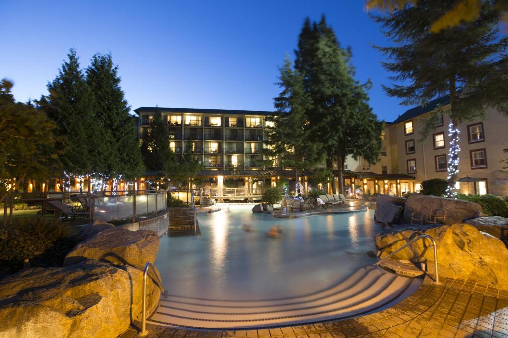 Bazén v ubytování Harrison Hot Springs Resort & Spa nebo v jeho okolí