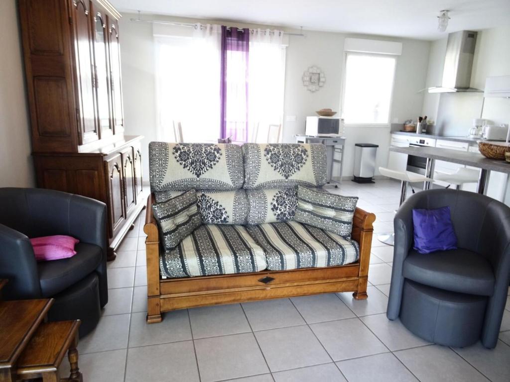 un salon avec un canapé et deux chaises dans l'établissement Résidence Villa Neree - Très fonctionnel, bien agencé, au Bord du lac ! MAE-6404, à Aix-les-Bains