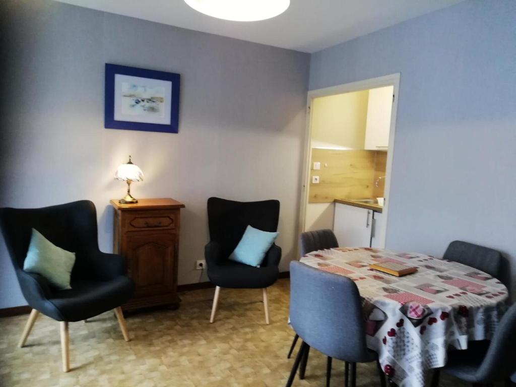 une salle à manger avec une table et des chaises dans l'établissement Résidence Le Chateau Durieux 3 - Agréable et spacieux logement pour 2 personnes ! MAE-7404, à Aix-les-Bains