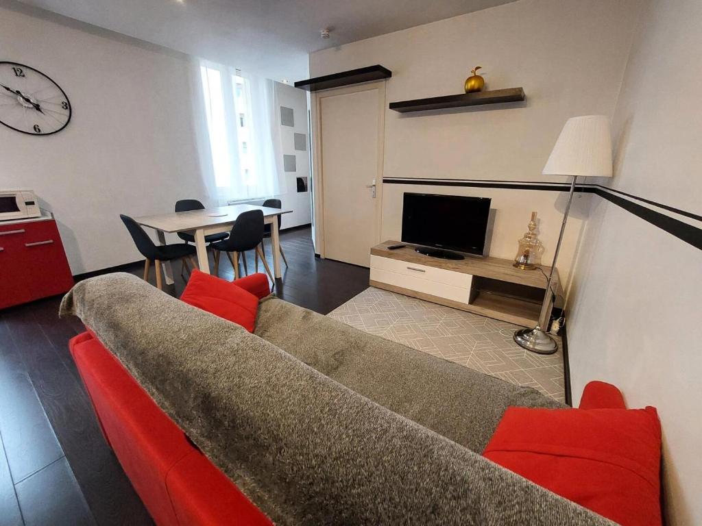 un salon avec un canapé et une télévision dans l'établissement Résidence Le Juturna - Agréable très fonctionnel et très central ! MAE-7844, à Aix-les-Bains