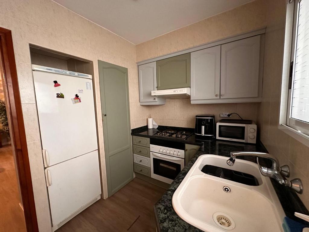 Kuchyň nebo kuchyňský kout v ubytování Apartamento Tavernes Playa