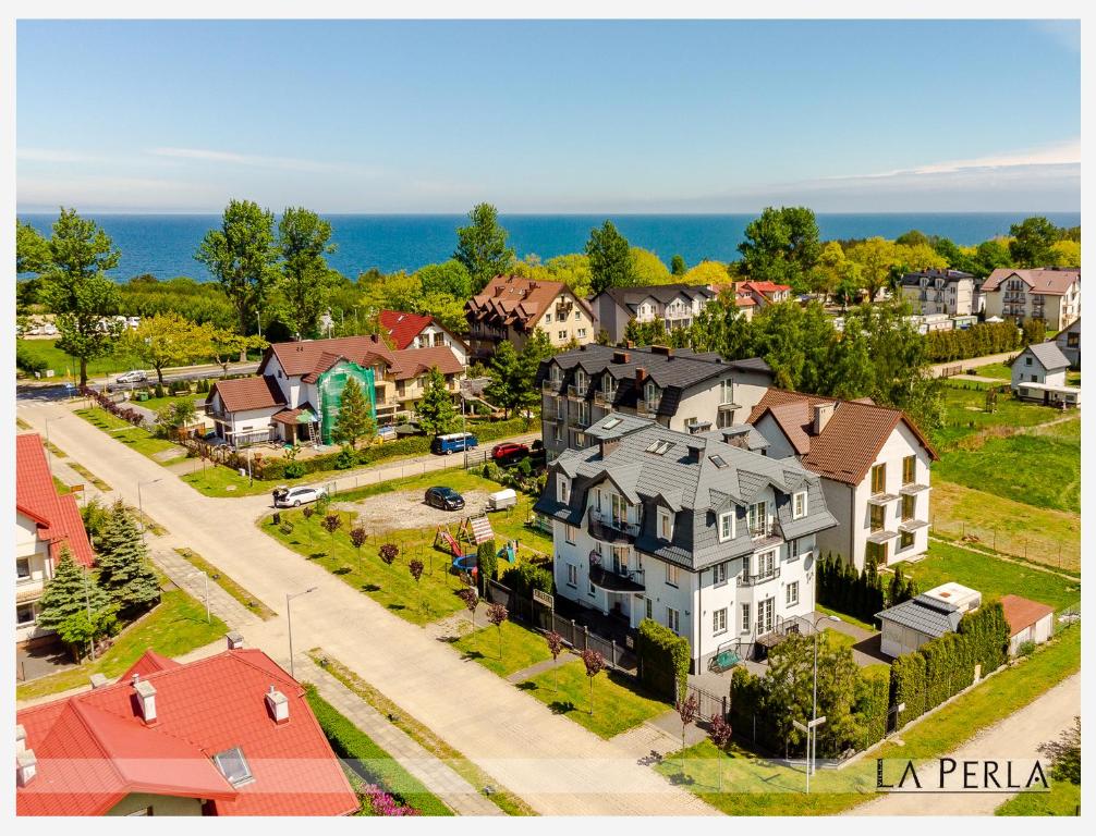 z góry widok na dzielnicę mieszkaniową z domem w obiekcie Villa la Perla - pensjonat przy morzu we Władysławowie