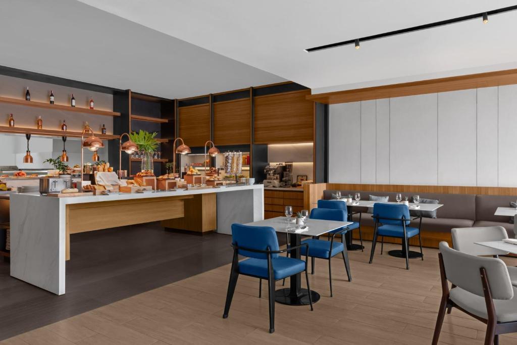 Restaurace v ubytování Fairfield by Marriott Cebu Mandaue City