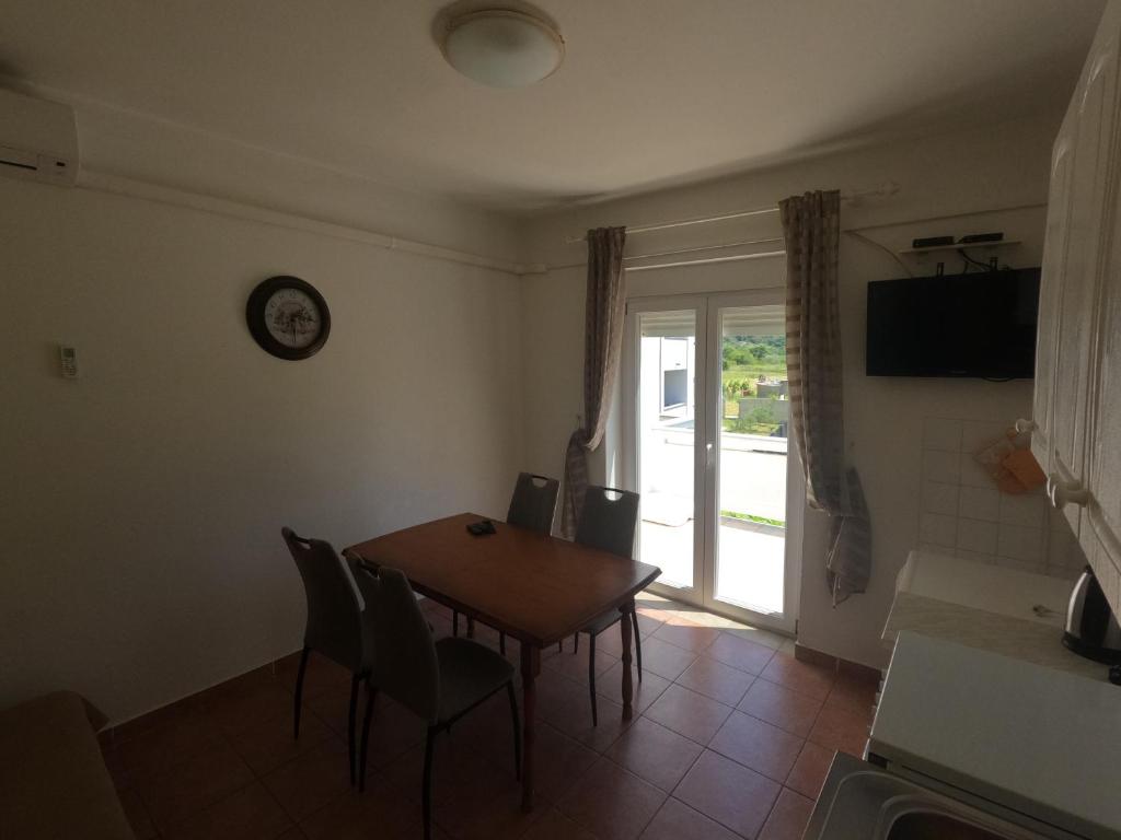TV a/nebo společenská místnost v ubytování Apartments 501 - spacious and bright apartment on island of Rab