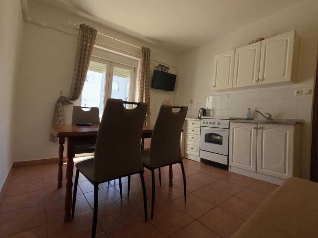 Kuchyň nebo kuchyňský kout v ubytování Apartments 501 - spacious and bright apartment on island of Rab