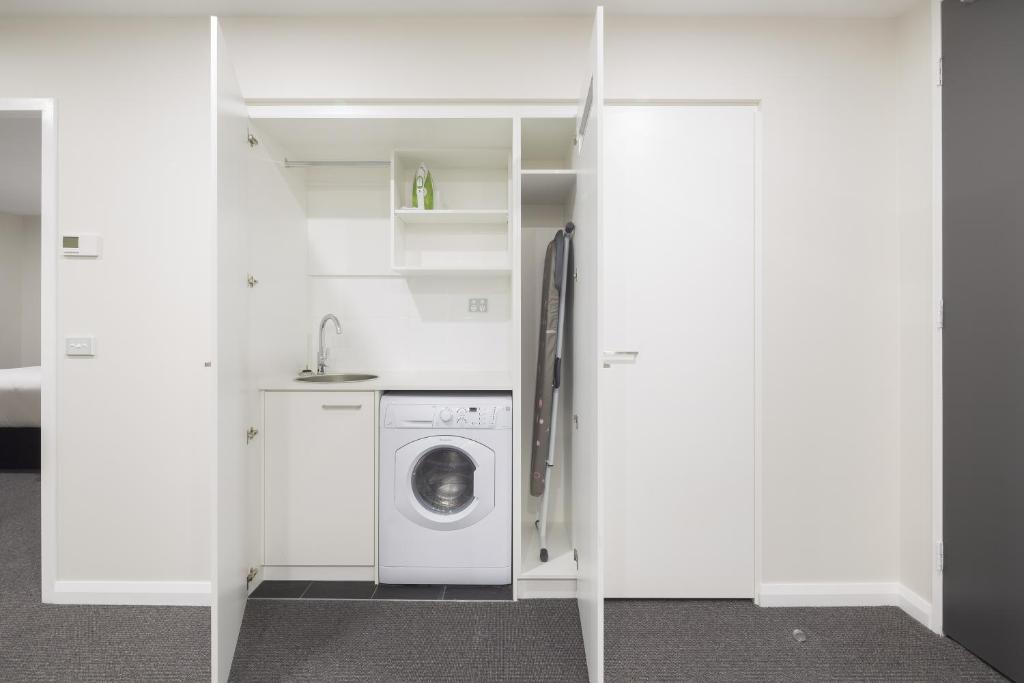Kuchyň nebo kuchyňský kout v ubytování Avenue Hotel Canberra