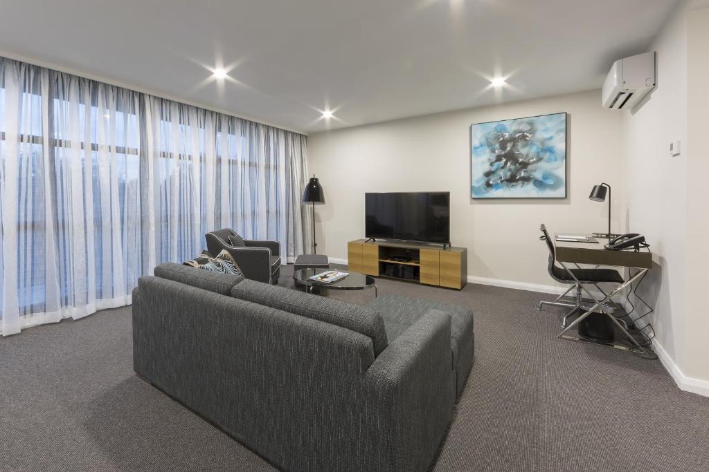 TV a/nebo společenská místnost v ubytování Avenue Hotel Canberra