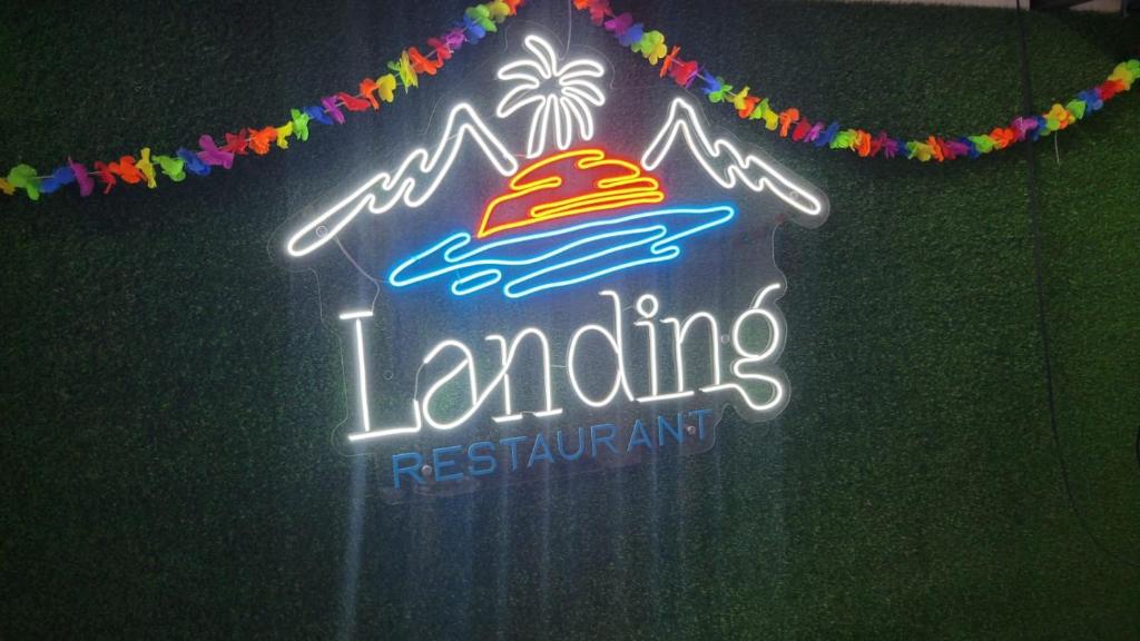 モヨガルパにあるThe Landing Hotel And Restaurantのアラリーニングレストランのネオンサイン
