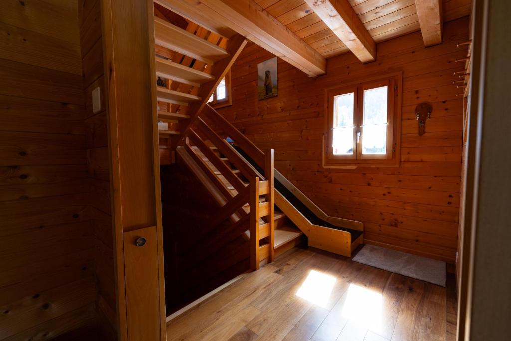 Fotografie z fotogalerie ubytování Chalet Regenbogen Leukerbad mit Indoorrutschbahn v destinaci Leukerbad