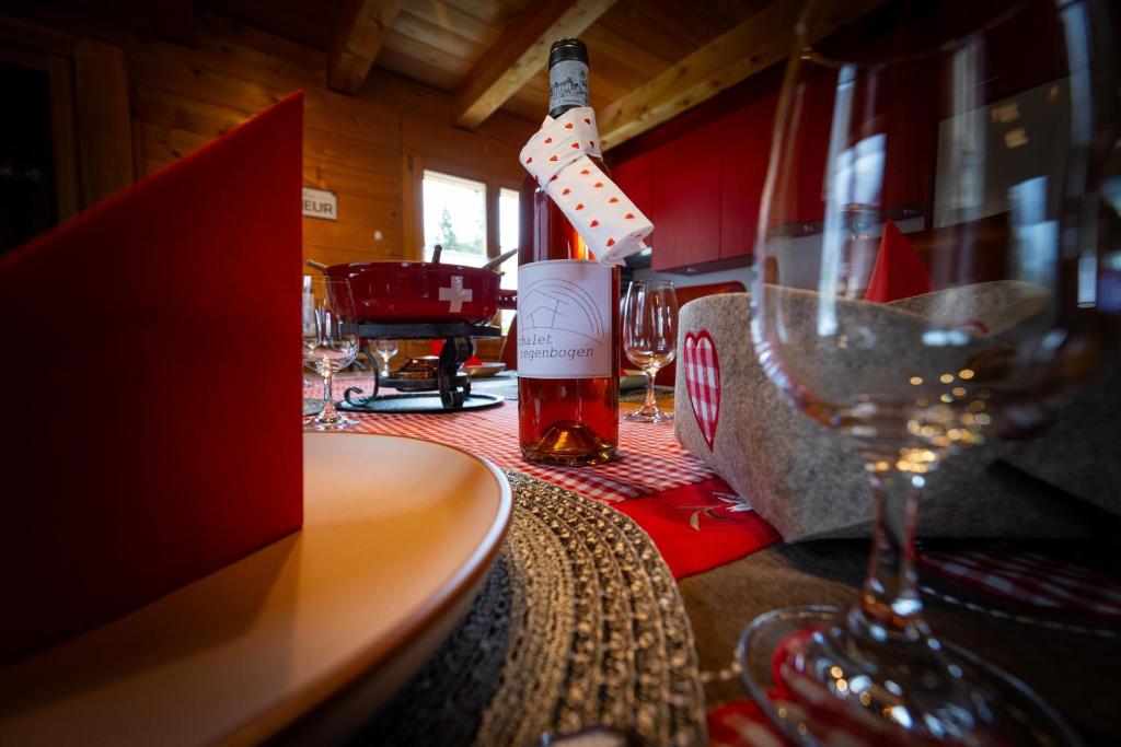Nápoje v ubytování Chalet Regenbogen Leukerbad mit Indoorrutschbahn
