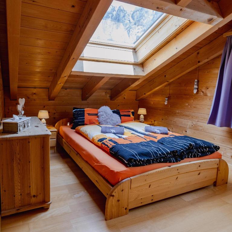 Postel nebo postele na pokoji v ubytování Chalet Regenbogen Leukerbad mit Indoorrutschbahn