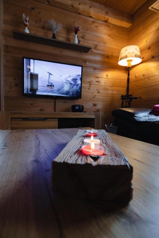 TV a/nebo společenská místnost v ubytování Chalet Regenbogen Leukerbad mit Indoorrutschbahn