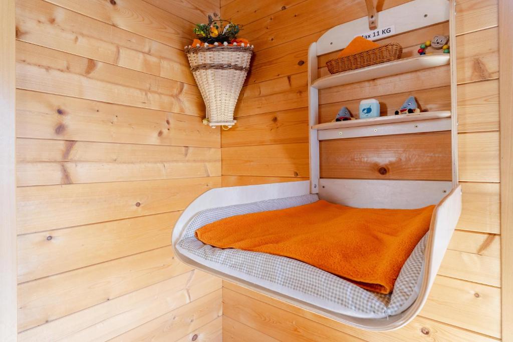 Postel nebo postele na pokoji v ubytování Chalet Regenbogen Leukerbad mit Indoorrutschbahn