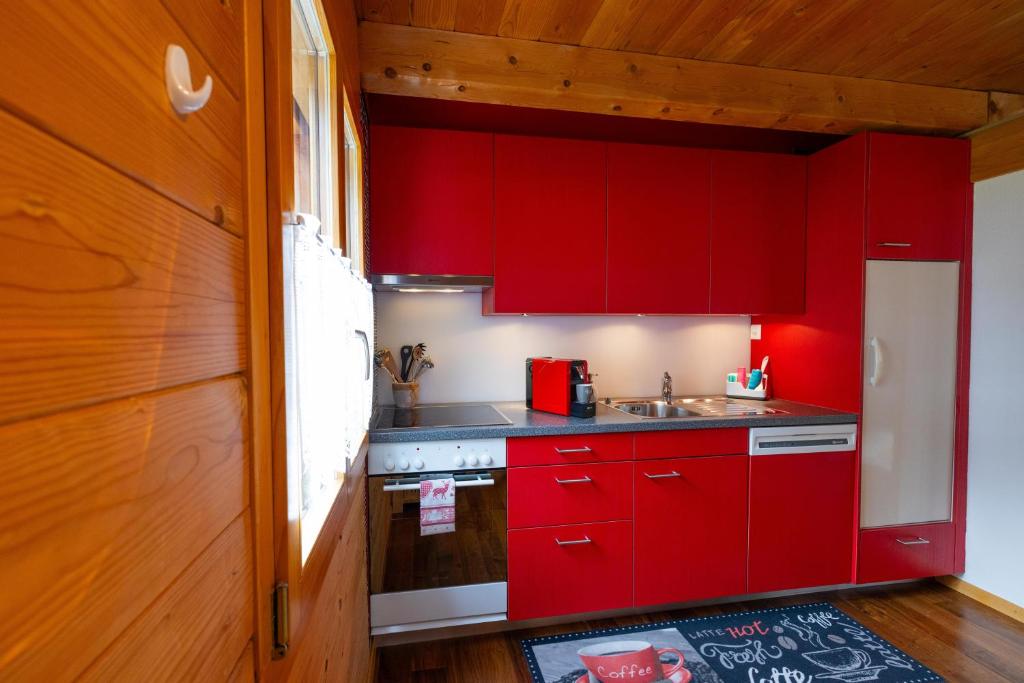 Kuchyň nebo kuchyňský kout v ubytování Chalet Regenbogen Leukerbad mit Indoorrutschbahn