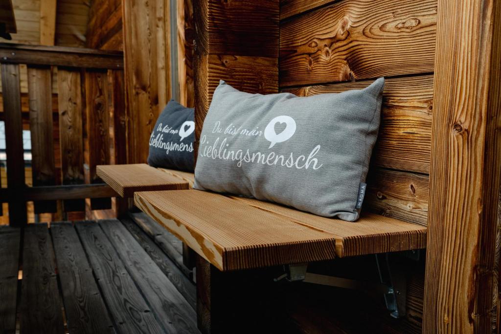 Posezení v ubytování Chalet Regenbogen Leukerbad mit Indoorrutschbahn