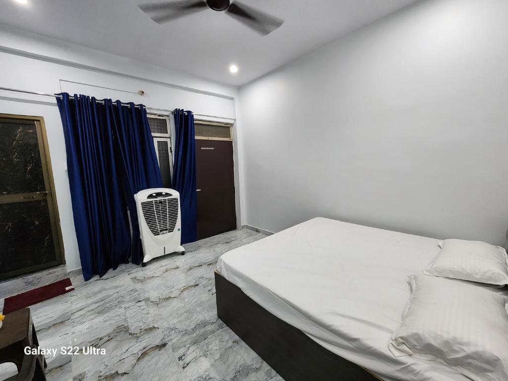 Postel nebo postele na pokoji v ubytování Raghubir Nikunj Homestay