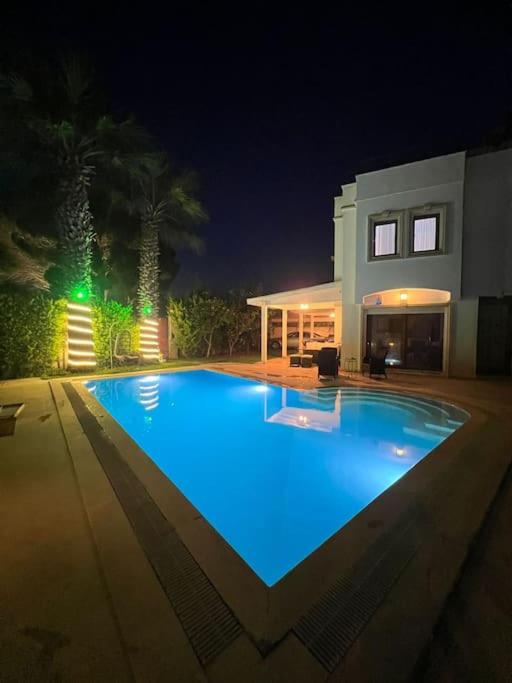 una piscina frente a una casa por la noche en Bodrum Villa Dilayla, en Bodrum City