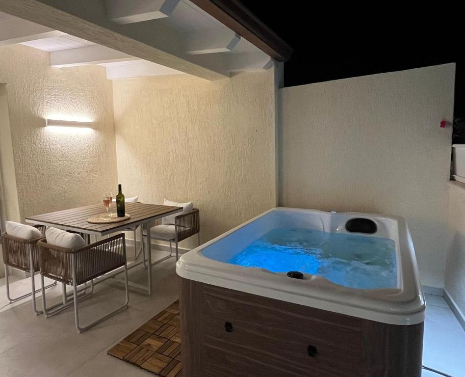 Imagine din galeria proprietății Luxury House & Spa in Baia Turchese vasca idromassaggio riscaldata con cromoterapia în Murta Maria