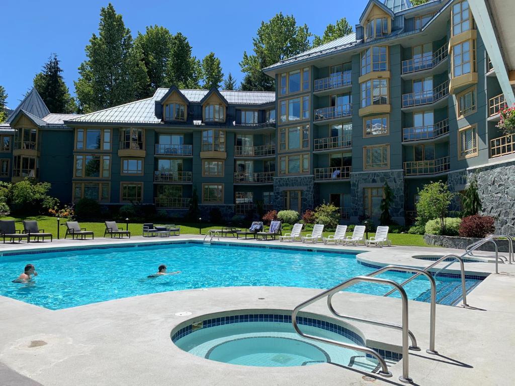 สระว่ายน้ำที่อยู่ใกล้ ๆ หรือใน Cascade Lodge Suite Whistler WIFI cable HDTV air conditioning and heating 2 hot tubs pool sauna gym underground pay parking