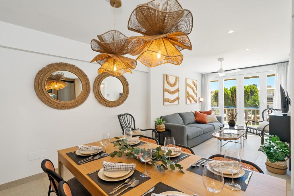 ein Esszimmer und ein Wohnzimmer mit einem Esstisch in der Unterkunft NUEVO piso centro Torre del Mar in Torre del Mar