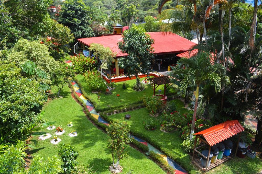 eine Luftaufnahme eines Hauses mit Garten in der Unterkunft Brillasol Airport Hotel in Alajuela