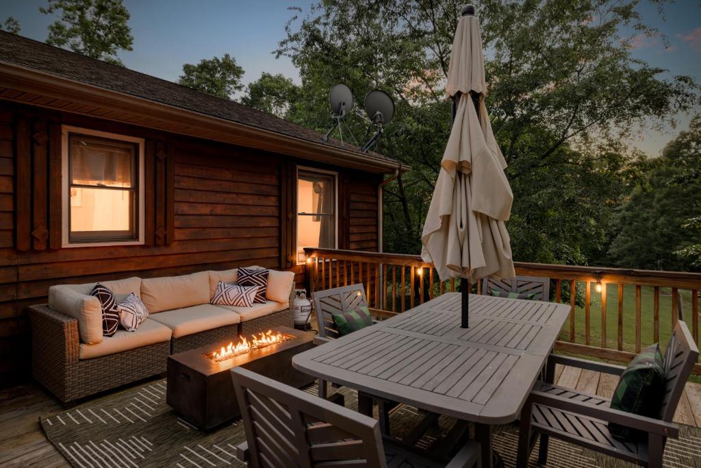 Shenandoah dog friendly cabin in the trees - River access, BBQ, propane fire pit, outdoor dining & lounging, wood fireplace, screened in front porch and gated back deck! photo