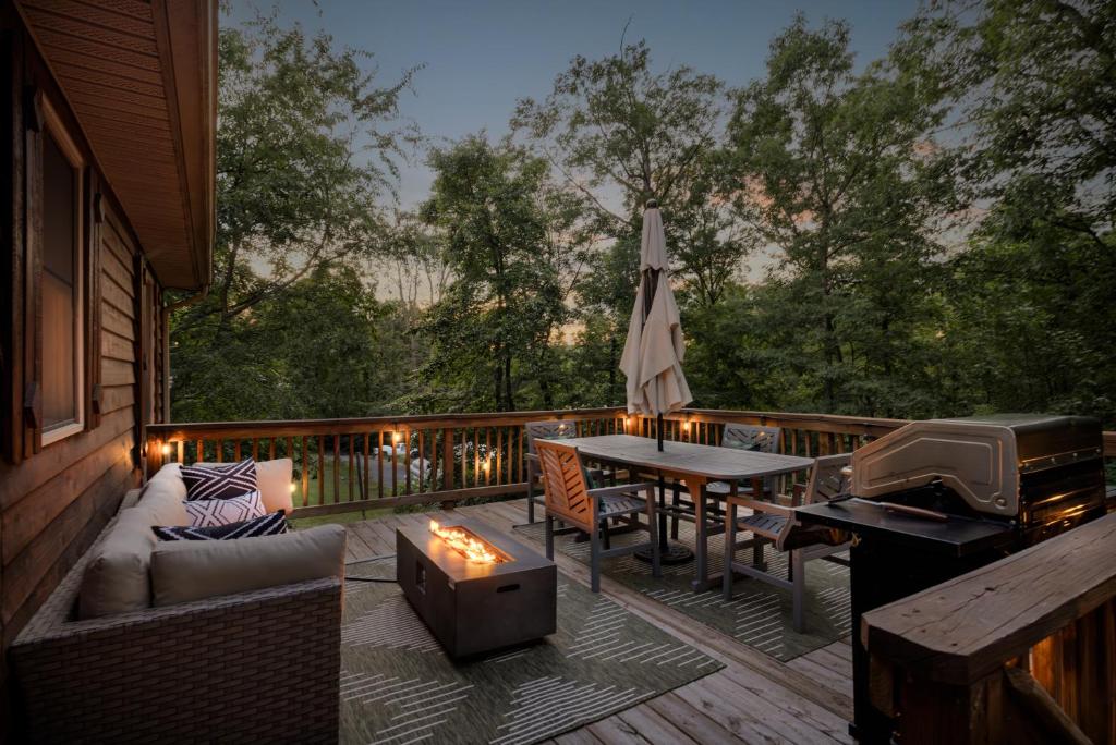 Shenandoah dog friendly cabin in the trees - River access, BBQ, propane fire pit, outdoor dining & lounging, wood fireplace, screened in front porch and gated back deck! photo