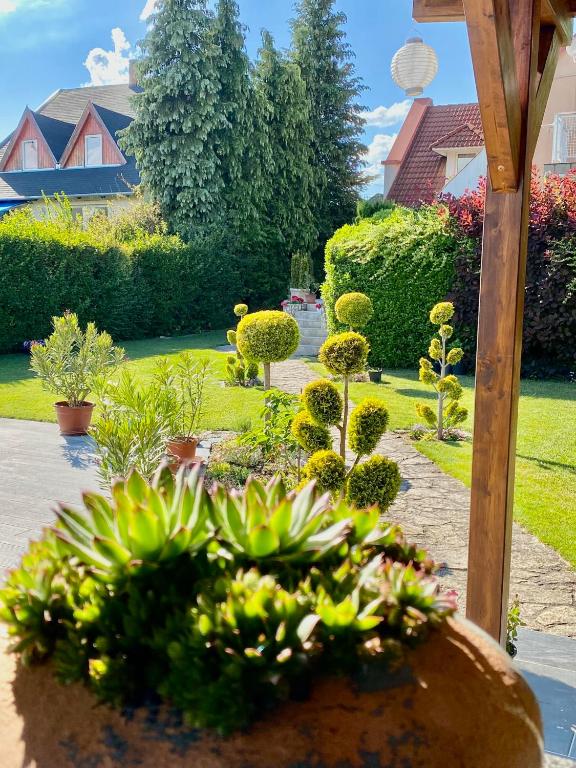 Zahrada ubytování Tünde NENE Apartman