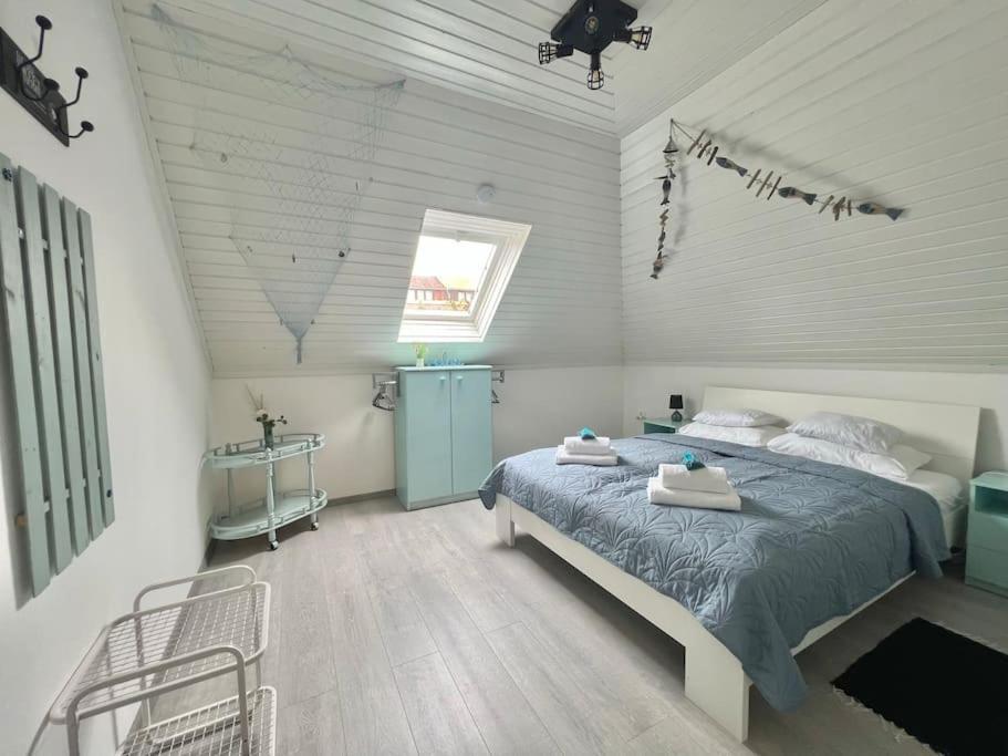 Postel nebo postele na pokoji v ubytování Tünde NENE Apartman