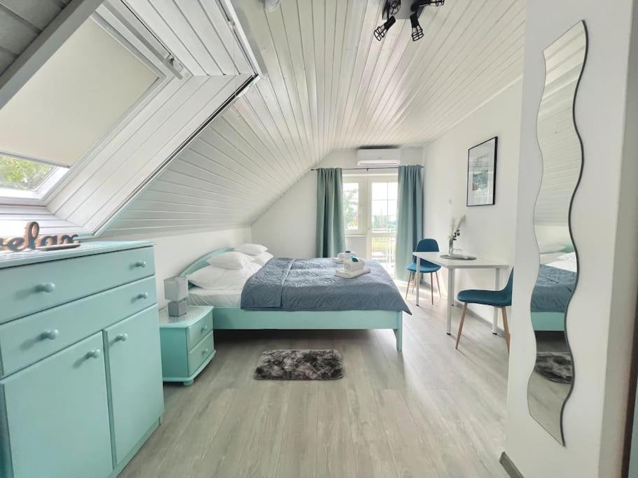 Postel nebo postele na pokoji v ubytování Tünde NENE Apartman