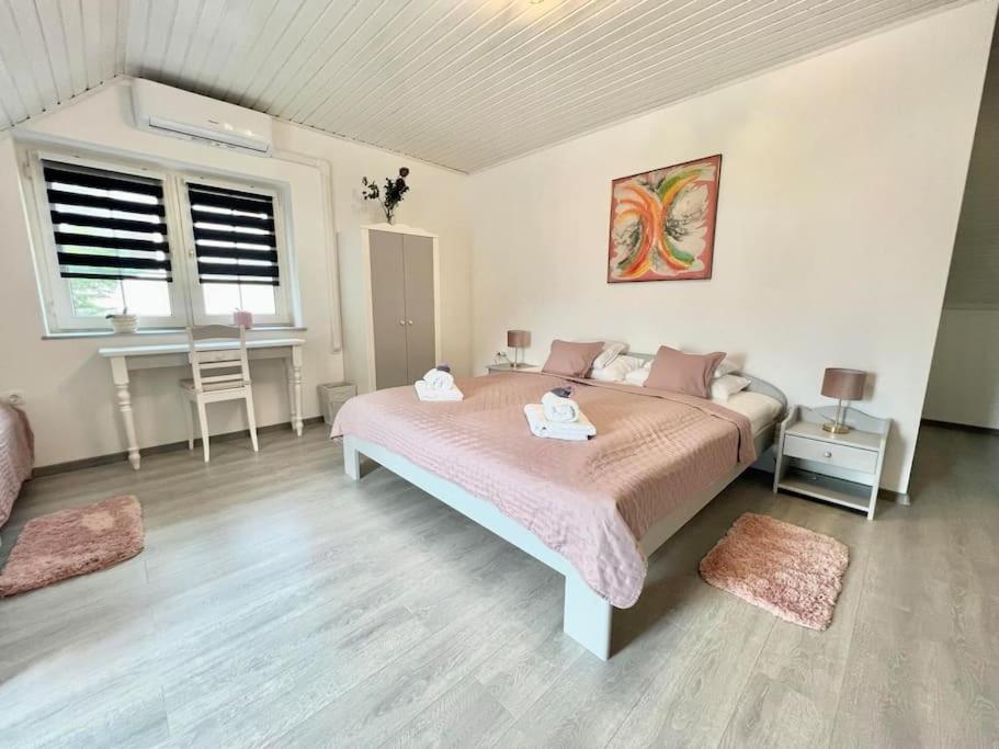 Postel nebo postele na pokoji v ubytování Tünde NENE Apartman