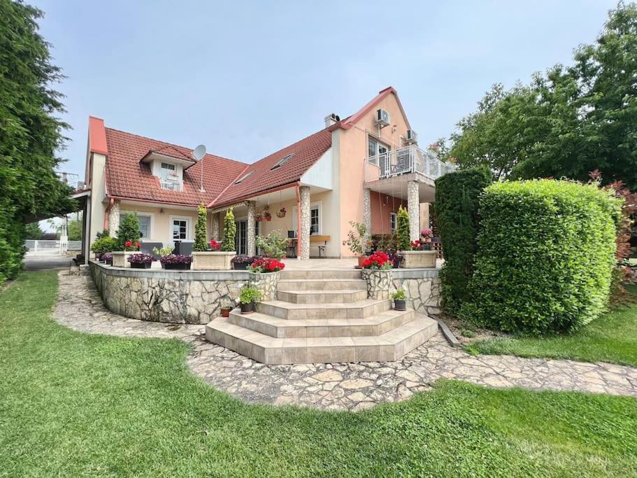 Zahrada ubytování Tünde NENE Apartman